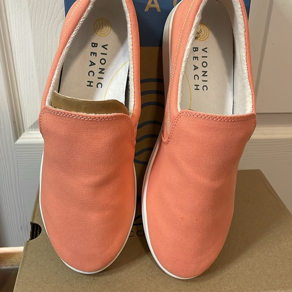 New in box Vionic beach slip on shoes size 9 - Picture 2 of 5